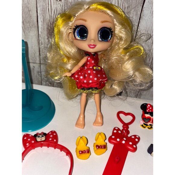 Disney Doorables ADOORBS Zoey Doll Accessories & Stand Minnie Mouse Superfan - Picture 3 of 4